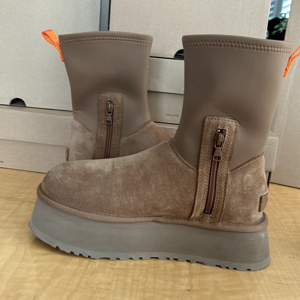Ugg Women’s Classic Dipper Boot - Picture 2 of 7